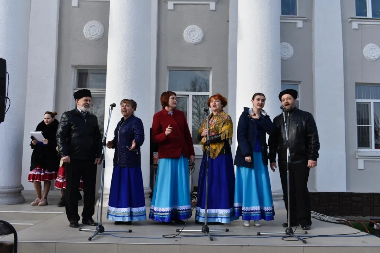массовое гуляния, посвященное проводам зимы 3