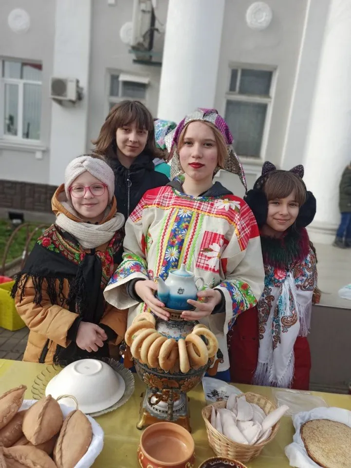 массовое гуляния, посвященное проводам зимы 8