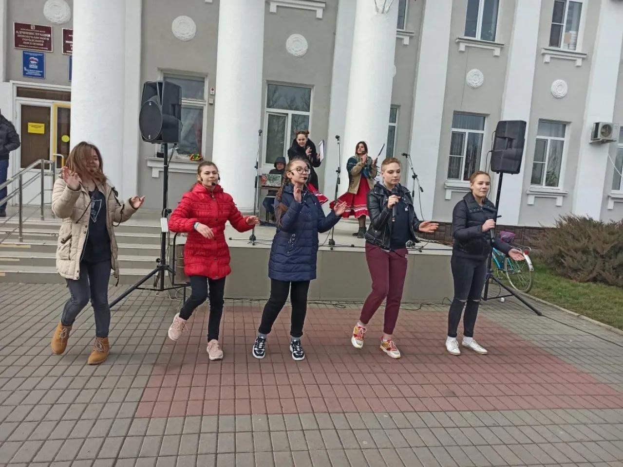 массовое гуляния, посвященное проводам зимы 6