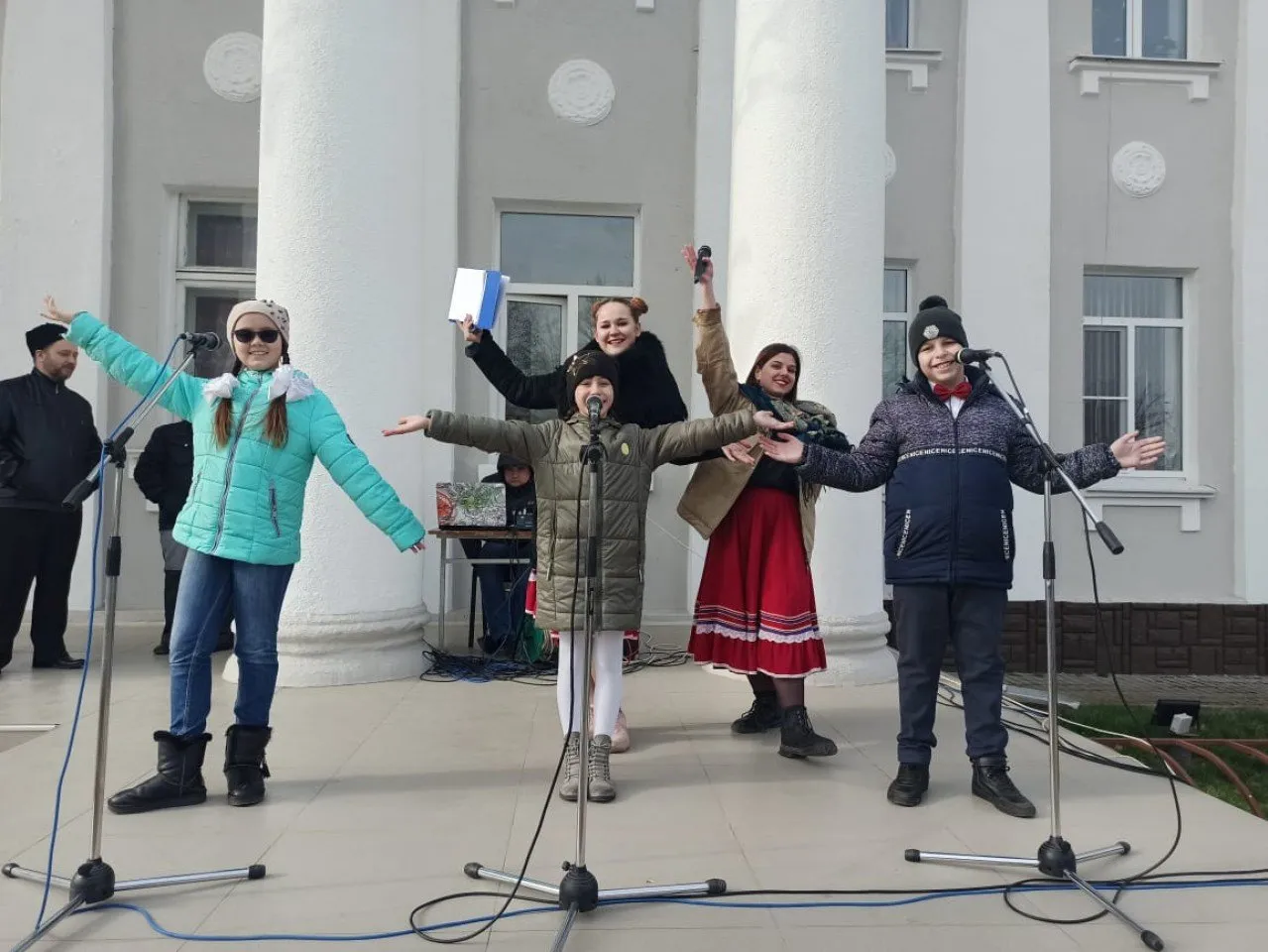 массовое гуляния, посвященное проводам зимы